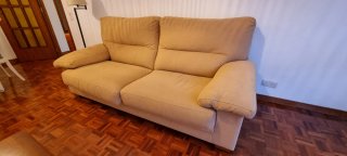 Sofá de dos plazas beige