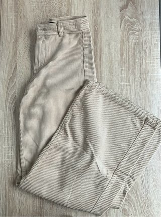 Pantalón de pana beige de tallo alto y campana