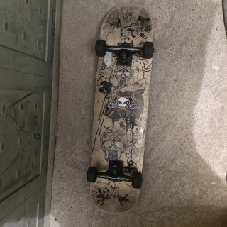 Skate Oxelo con diseño de calaveras