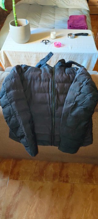 Cazadora negra Zara con pelo