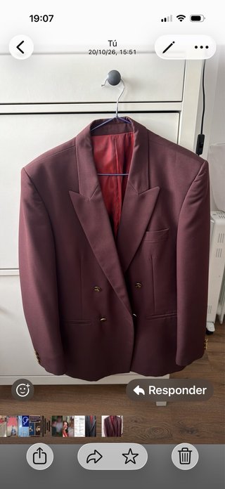 Blazer de hombre cruzada color burdeos.