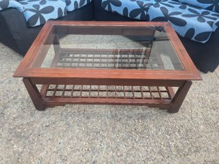 Mesa Baja de Madera con Superficie de Cristal