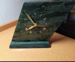 Reloj de Sobremesa en Piedra Verde