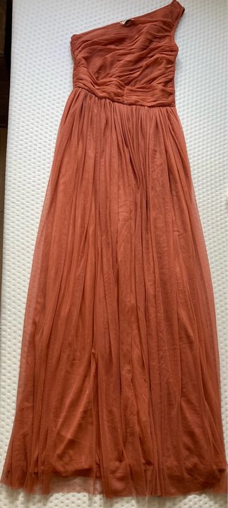 Vestido largo de tul asimétrico