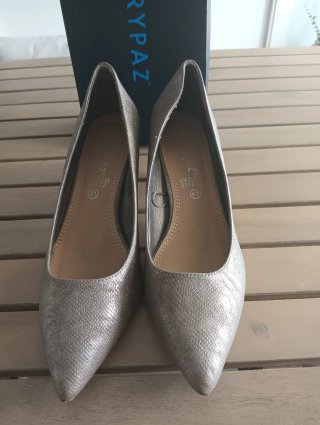 Zapatos de salón texturizados
