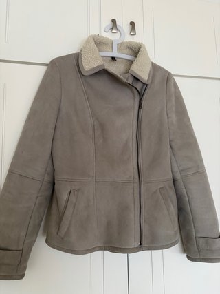 Abrigo efecto ante gris forrado de borrego