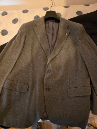 Chaqueta de vestir gris.