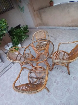 Conjunto de Mesa de Caña y 6 Sillas( 2 guardadas)