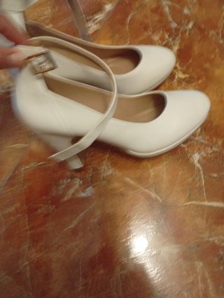 Zapatos de tacón blancos