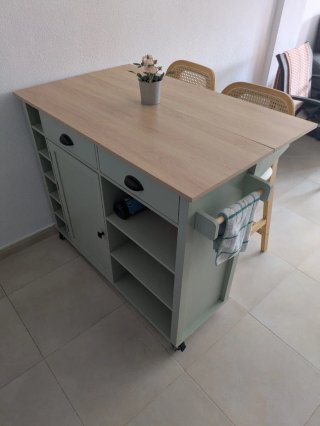 Isla de cocina con 2 taburetes