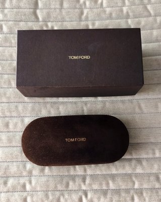 Funda y caja gafas Tom Ford