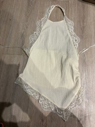 Crop top de encaje color crema