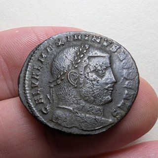 Follis Maximino II  308-310 dC "módulo grande"