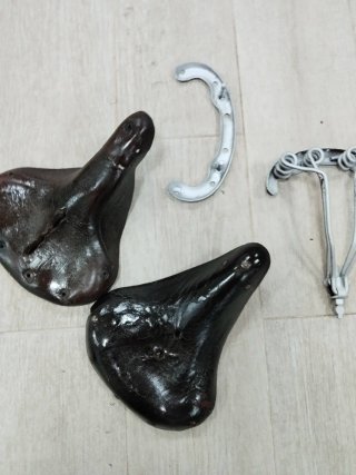 Repuestos de sillines de bicicleta de cuero. Lote.