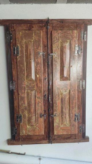 Ventana antigua de madera restaurada