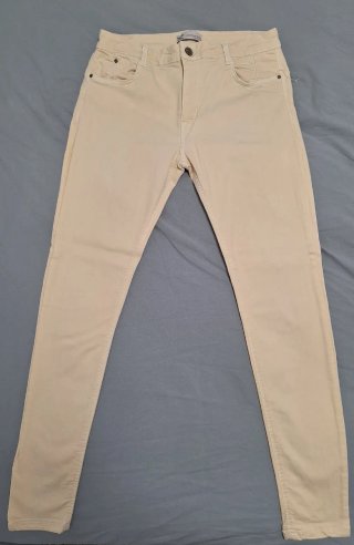 Pantalón pitillo Bershka beige elástico, talla 42