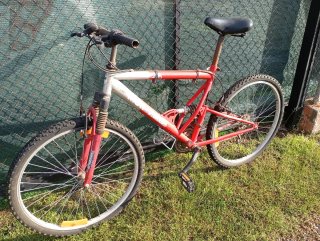 Bicicleta de Montaña Roja y Blanca Arreglar freno