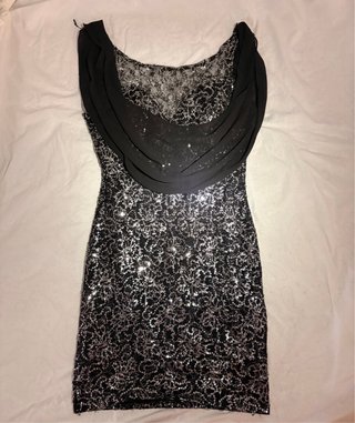 Vestido de fiesta negro y plateado