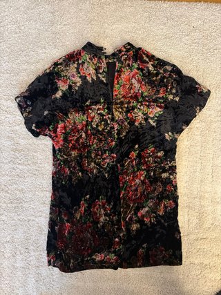 Vestido de Terciopelo con Flores de Zara