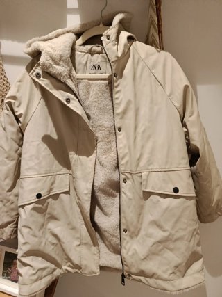 Chubasquero engomado Zara Beige talla 11-12