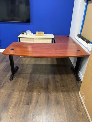 Mesa de oficina con estructura metálica