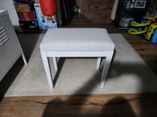 Taburete Blanco con Asiento Tapizado