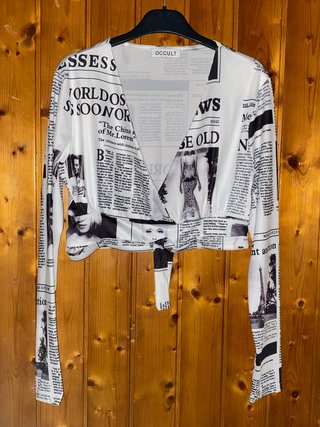 Top Cuello V Estampado Periódico OCCULT