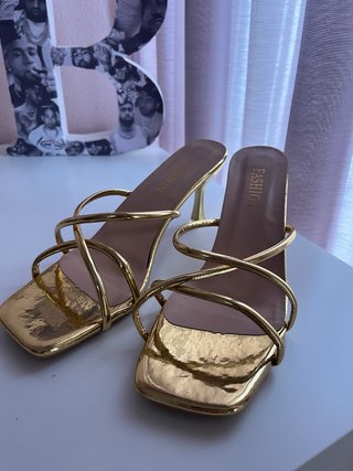 Tacones dorados