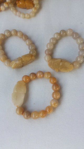 Pulsera jade caramelo con amuleto