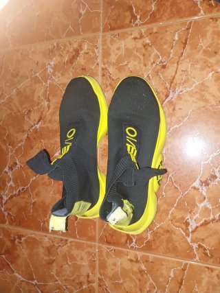 Zapatillas Deportivas Negras y Amarillas