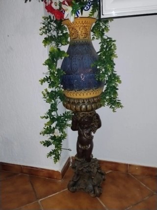 Jarrón con Pie de Madera Decorativo
