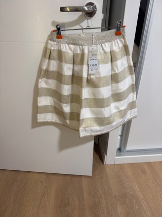Falda elegante blanca y dorada