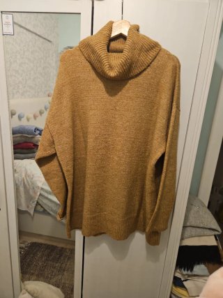 Jersey de cuello vuelto color mostaza