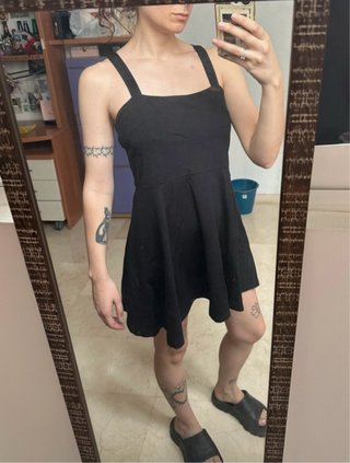 Vestido mini negro con vuelo