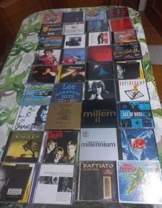 Colección de 32 CDs de Música Variada