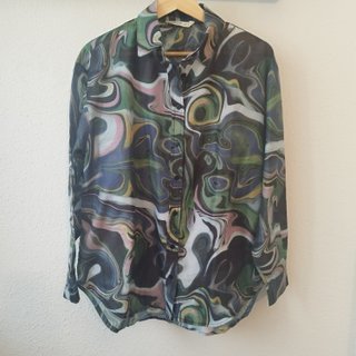 Camisa fluida con estampado psicodélico abstracto