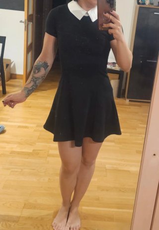 Vestido negro con cuello blanco