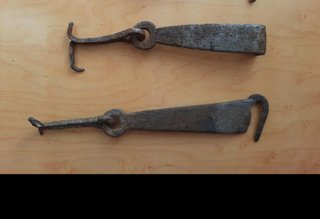 2 aldabillas antiguas de hierro forjado con gancho