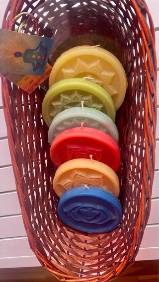 Sin estrenar.Cesta con 6 Velas de Colores. Chakras