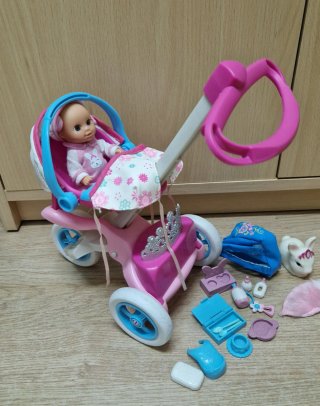 Bebé de Nancy con carrito y accesorios