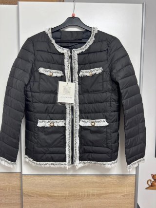 Chaqueta acolchada negra con detalles