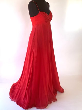 Vestido de fiesta rojo de seda