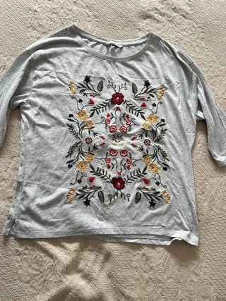 Blusa Stradivarius Gris con Flores Talla M