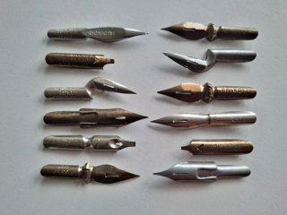 12 PLUMILLAS ANTIGUAS