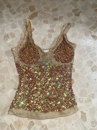 Blusa con lentejuelas doradas y moradas