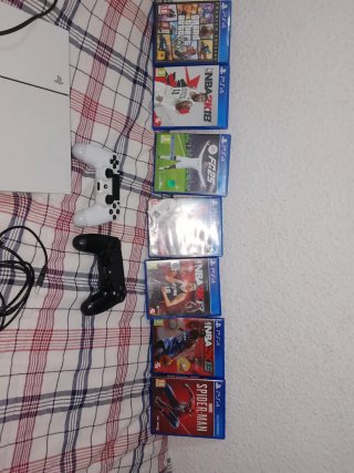 PS4 (PlayStation 4) con 2 mandos y 6 juegos