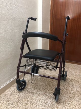 Andador con Asiento y Cesta