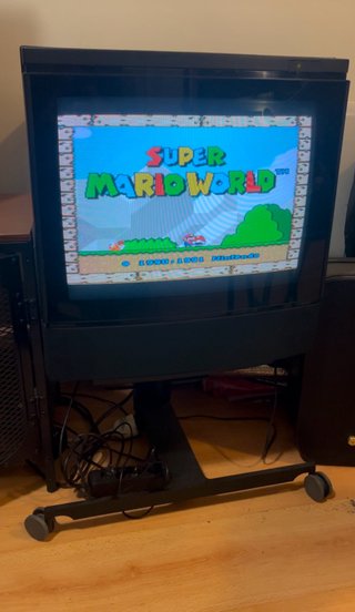 Televisor CRT Bang & Olufsen con mando