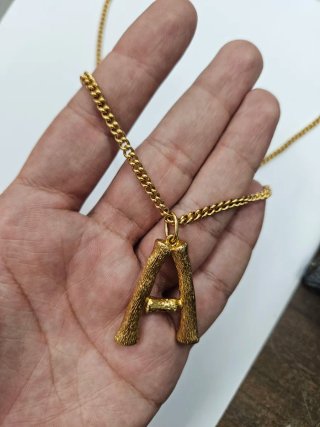 Collar con Letra A Bañado en Oro