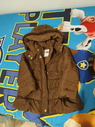 Chaqueta acolchada marrón con capucha-Talla 98 cm.